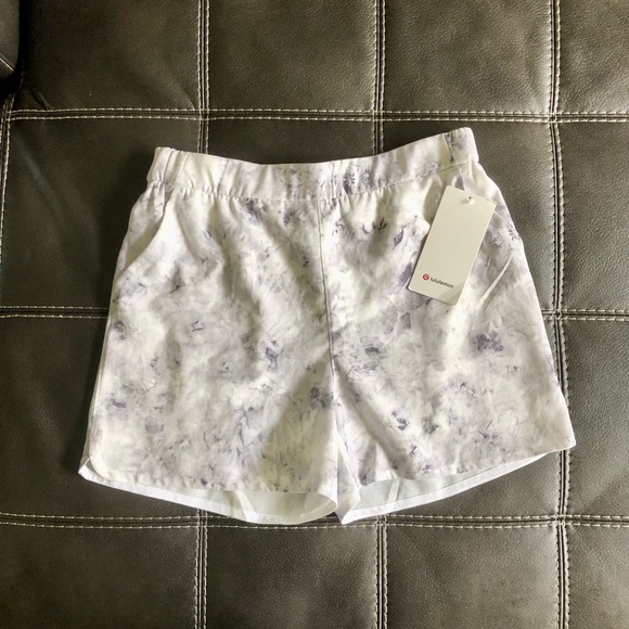 NWT Lululemon Print Flat Front Relaxed Shorts 4.5” Aquila Rhino Grey Multi 10 - Picture 3 of 12